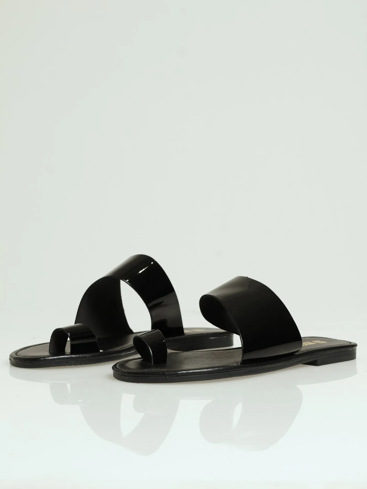 Flat Basic Push In Mule Sandal With Toe Post - Black