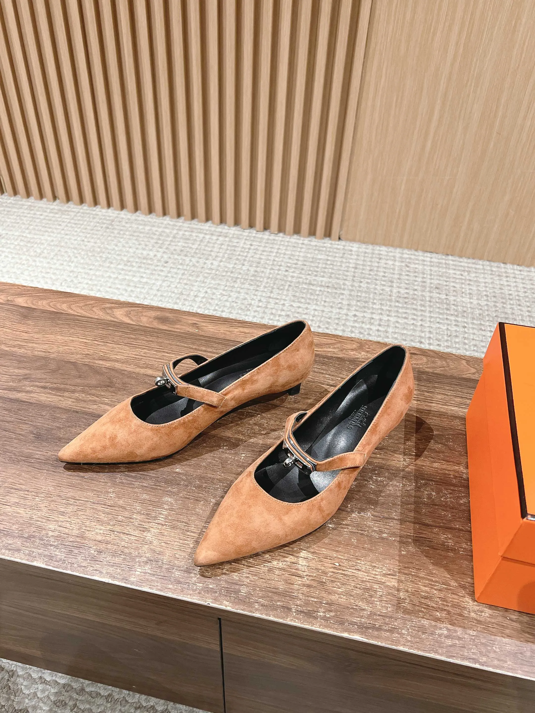 H Suede Pointed toe flat shoes