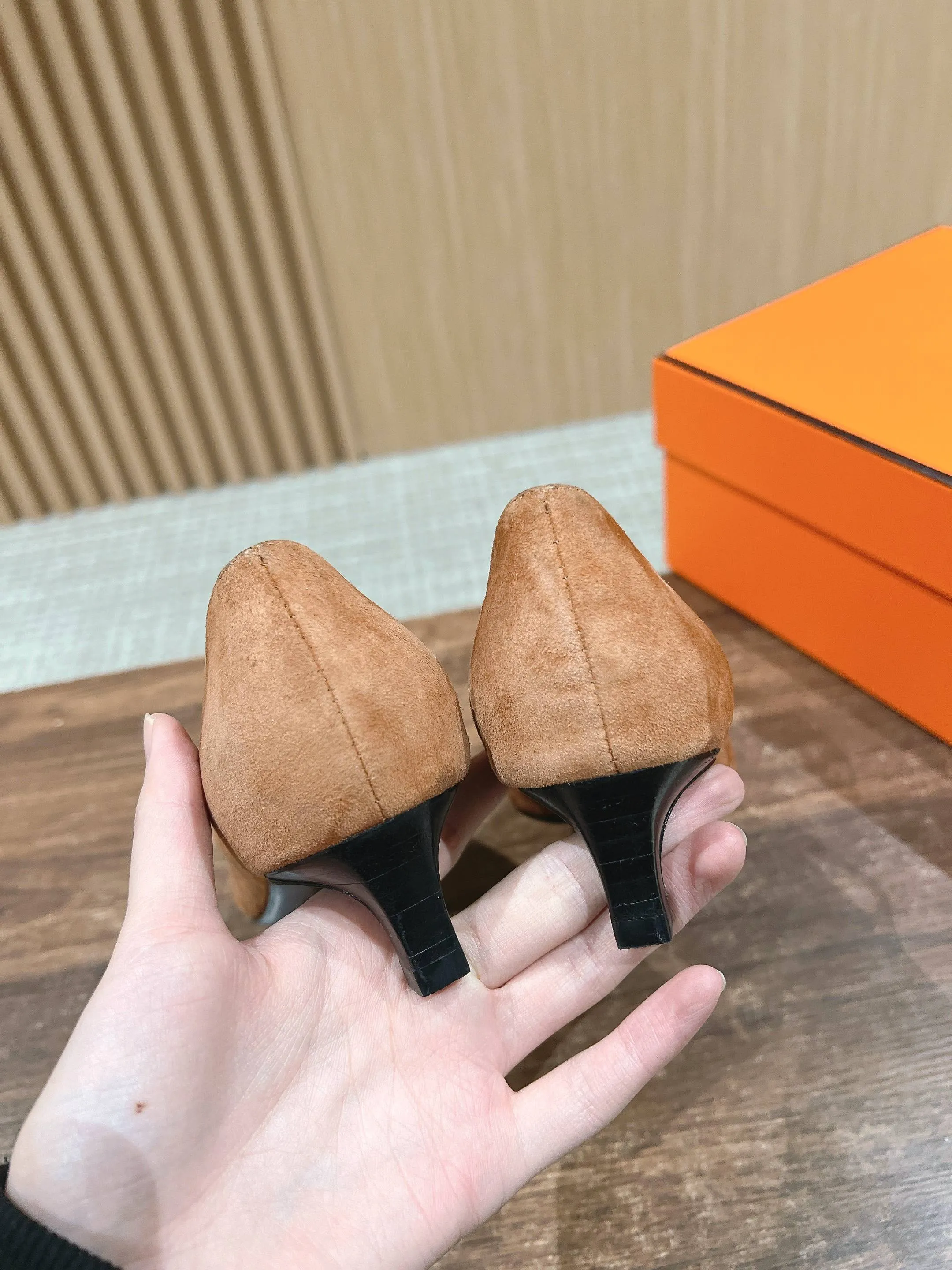 H Suede Pointed toe flat shoes
