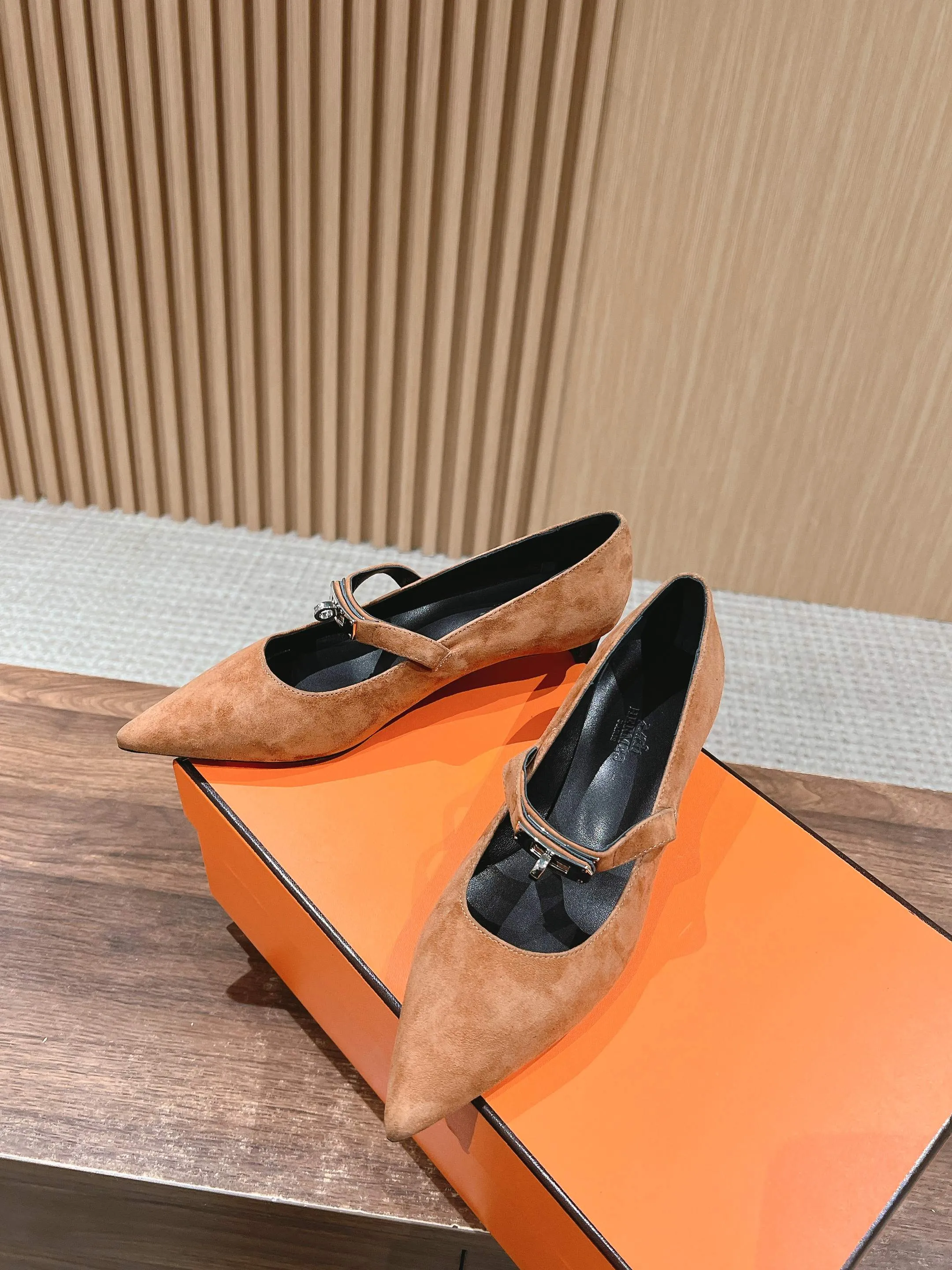 H Suede Pointed toe flat shoes