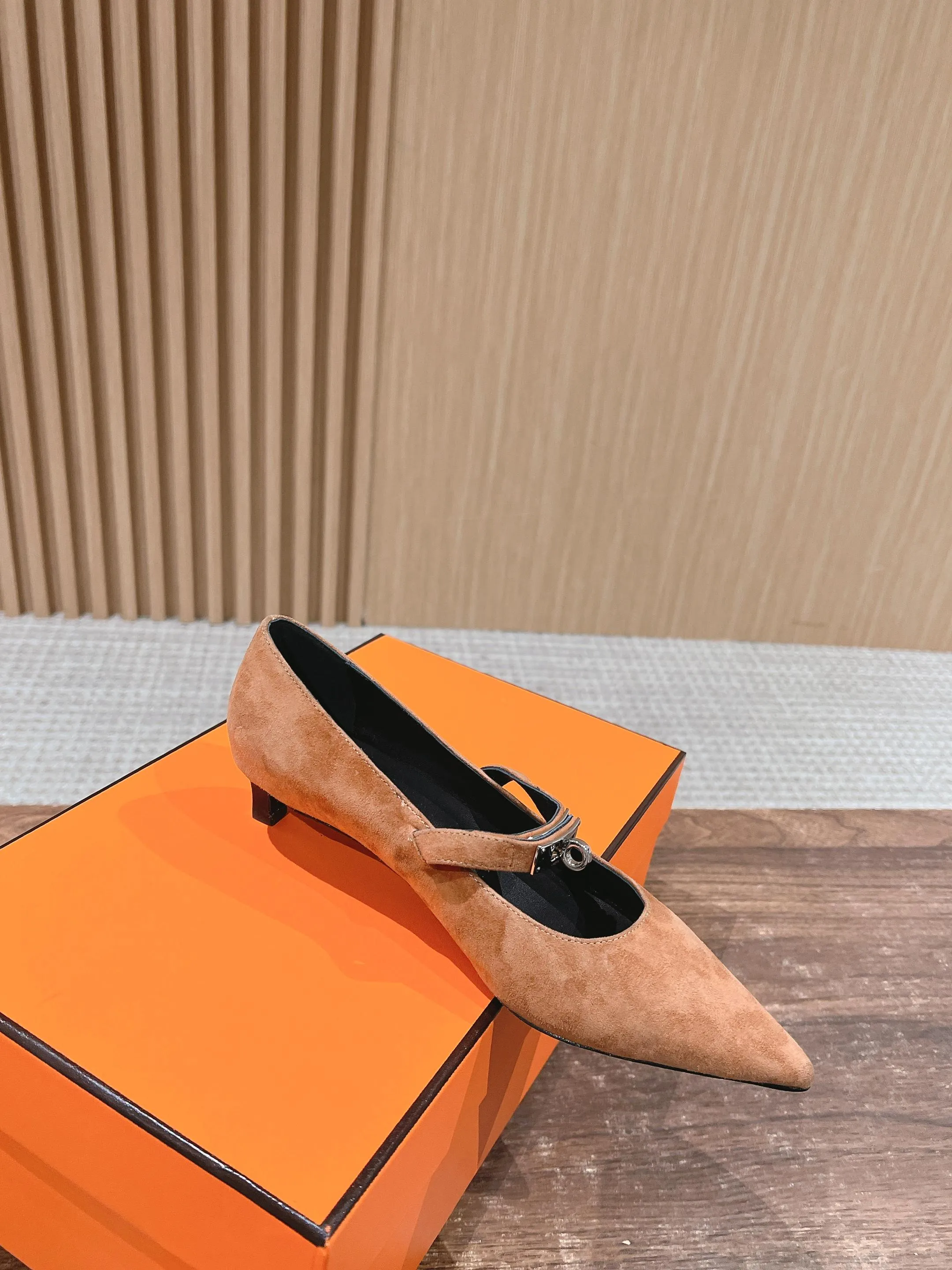 H Suede Pointed toe flat shoes