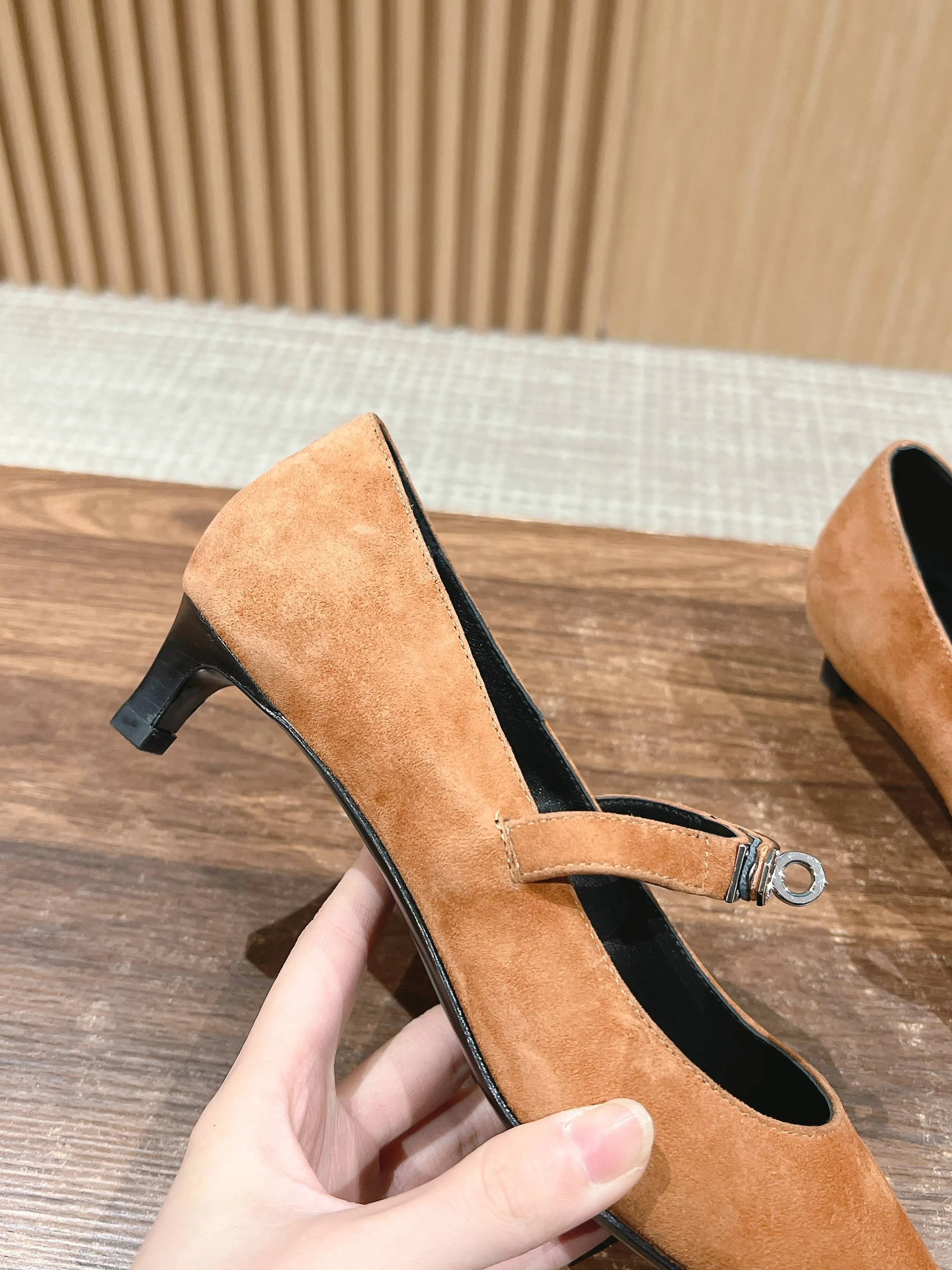 H Suede Pointed toe flat shoes