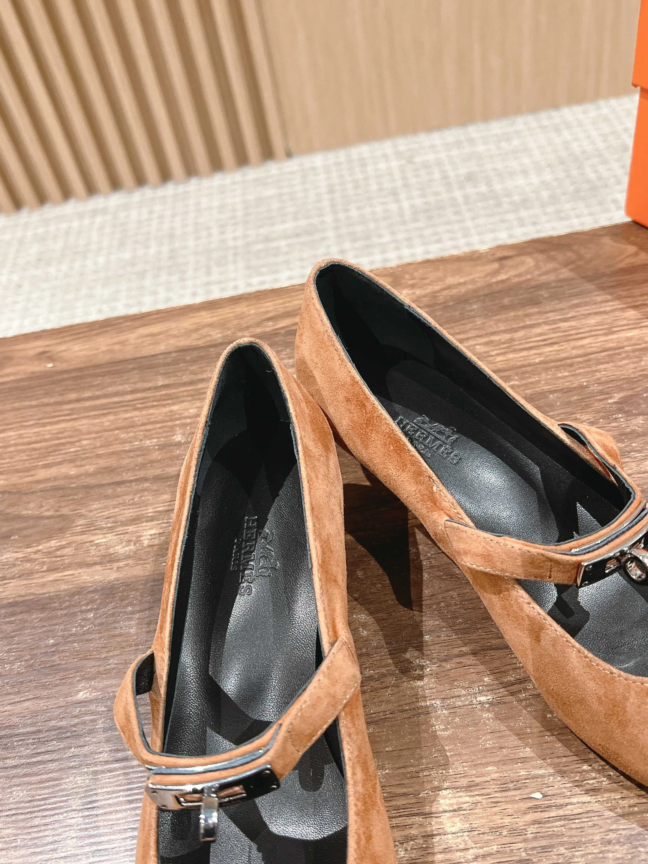 H Suede Pointed toe flat shoes