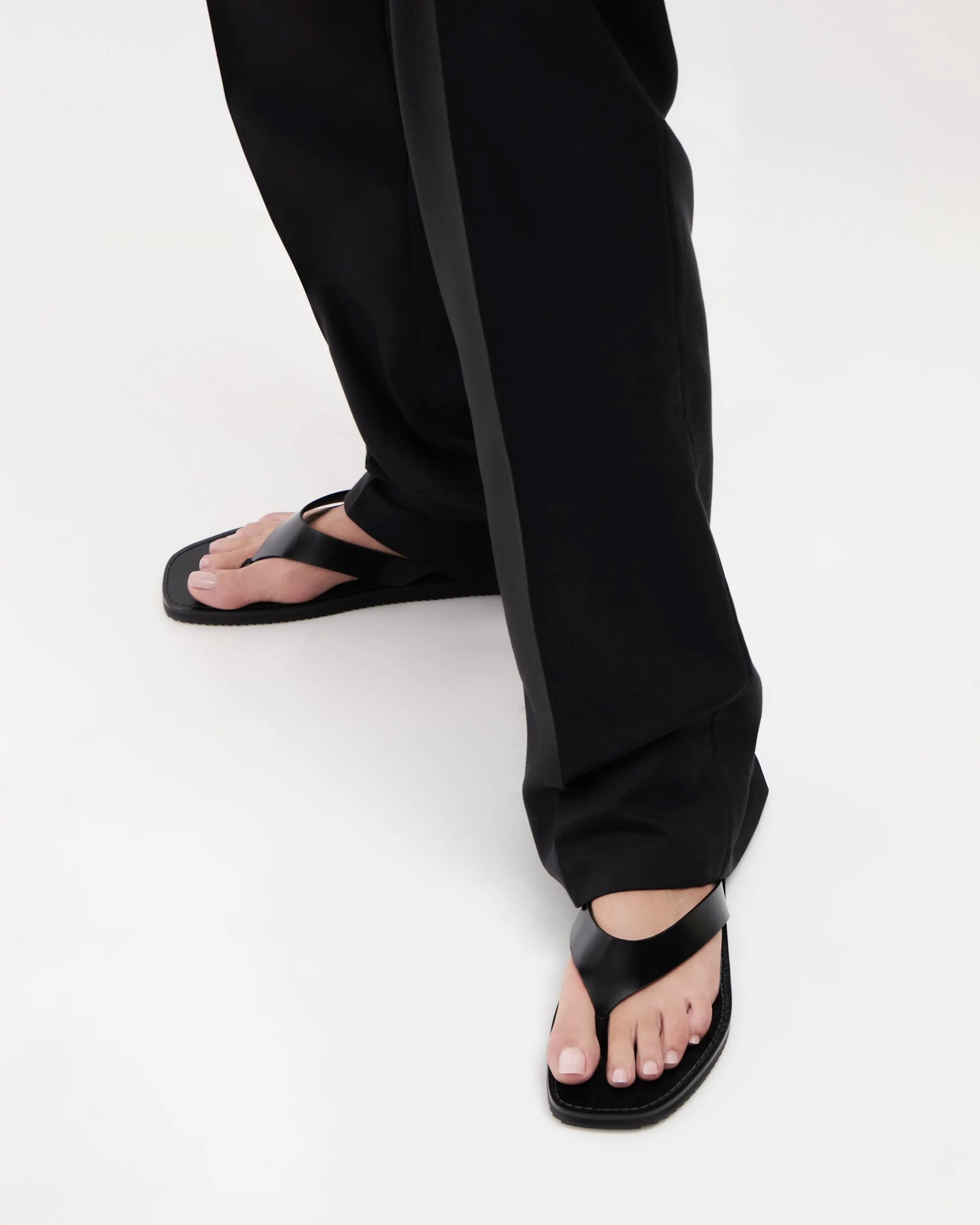Vermelho Flat in Black Brushed Leather