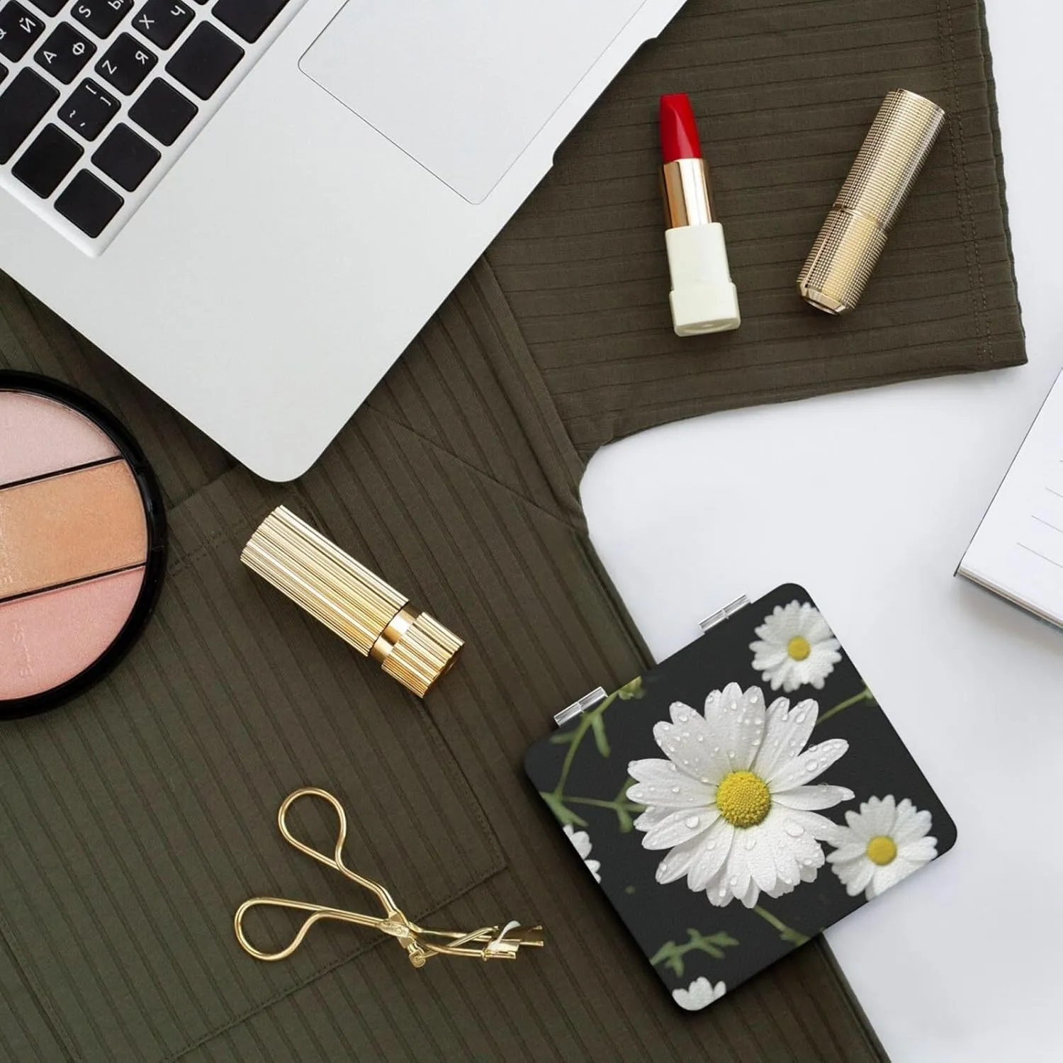 White Daisy Printed Square Pocket Makeup Mirror with 1X/2X Magnification, Portable Mini Travel Makeup Mirror for Travel Daily Work Beauty